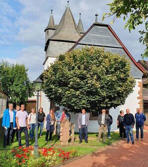Bild: Bürgermeister Claus Junghenn (l.), Oliver Truß vom Kulturförderkreis (3. v. l.), Dr. Daniela Sommer (6. v. l.)