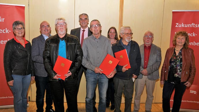 Im Bild die Geehrten (vorn von links nach rechts): Günter Wickehöfer, Wolfgang Wolf und Hermann Klammer. Hintere Reihe (von links). Rositta Krämer, Edgar Franke, MdB, Claus Junghenn, Daniela Sommer, MdL, Reinhard Kahl, Anita Kahl.