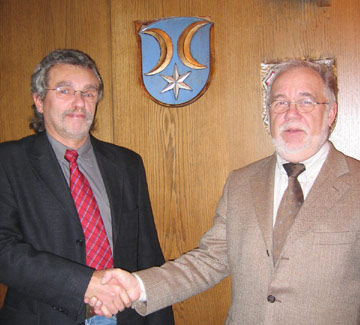 Klaus Hofmann und Reinhard Kahl vor dem Allendorfer Wappen im Kreishaus